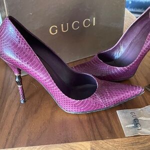Vintage Gucci size 8.5 purple Python Print Pumps with Bamboo Heels